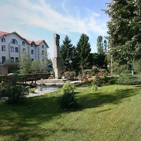 Hotel Helikon Yanoshi Bagian luar foto