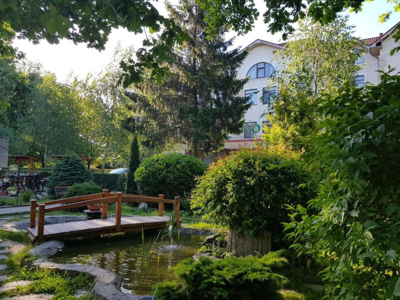 Hotel Helikon Yanoshi Bagian luar foto