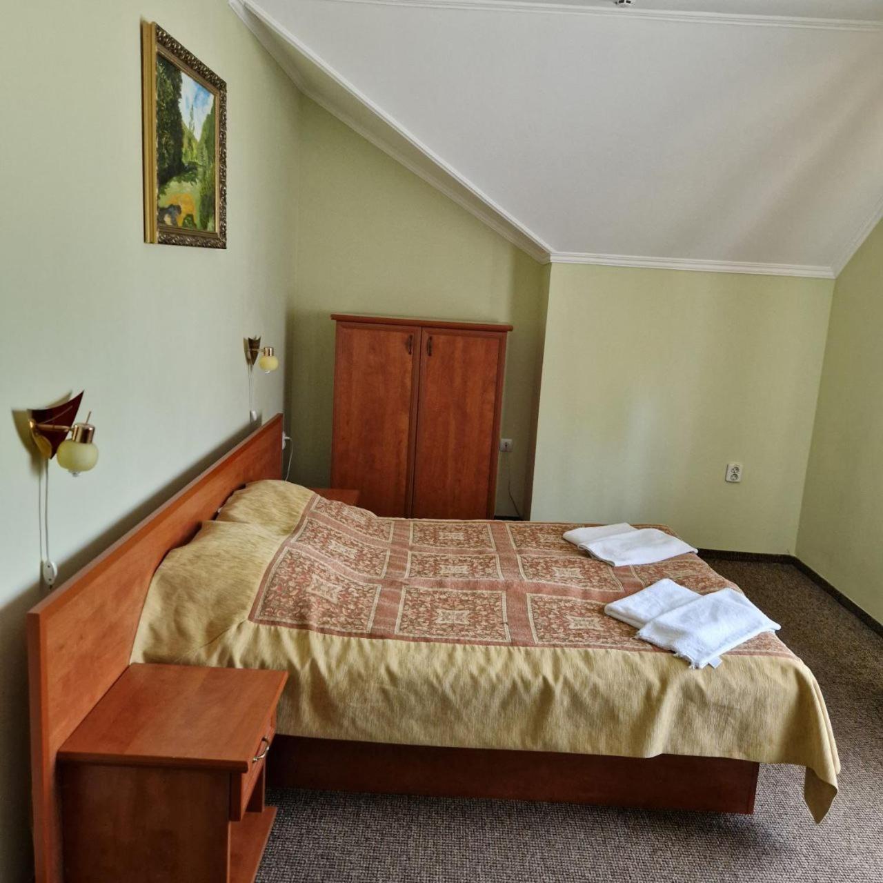 Hotel Helikon Yanoshi Bagian luar foto