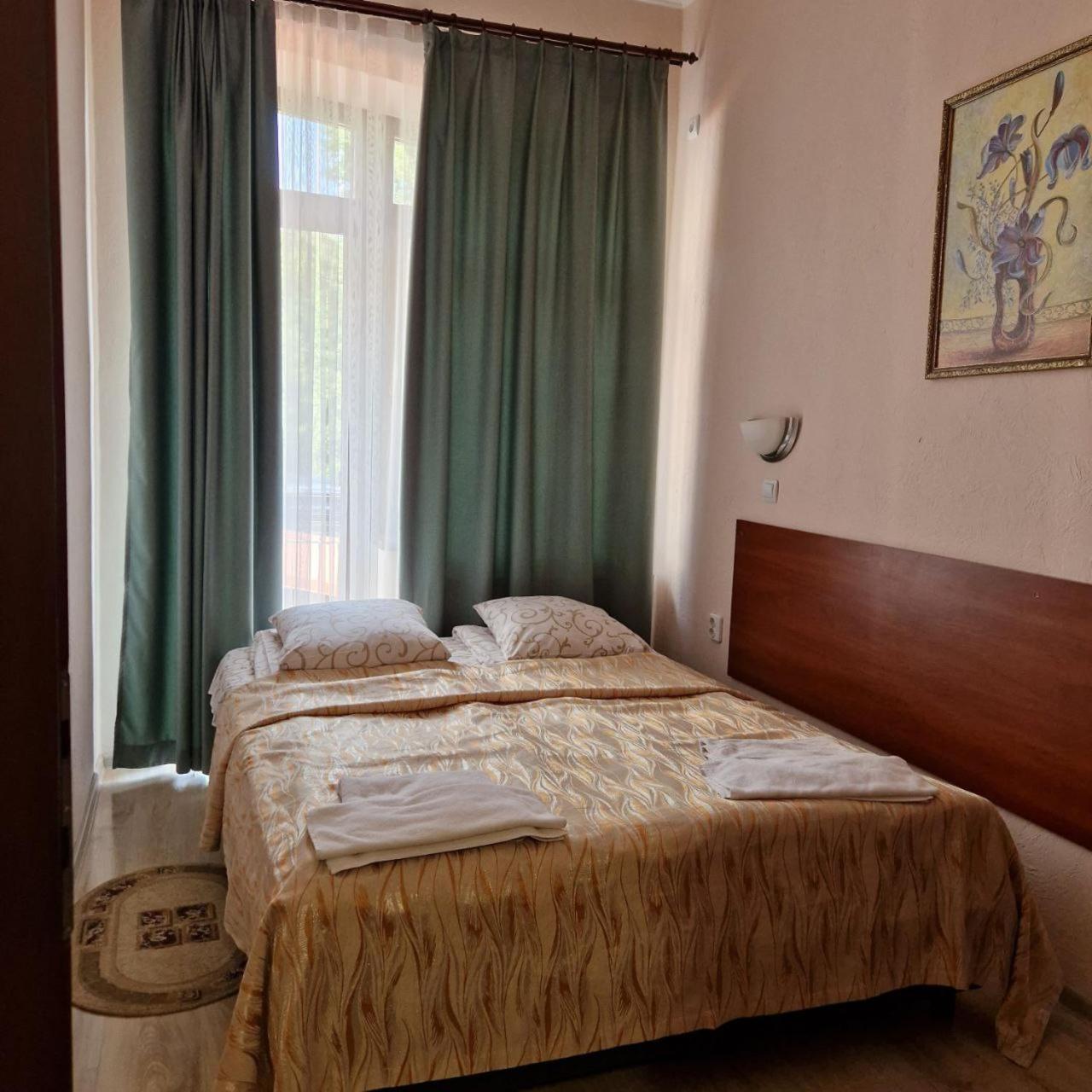 Hotel Helikon Yanoshi Bagian luar foto
