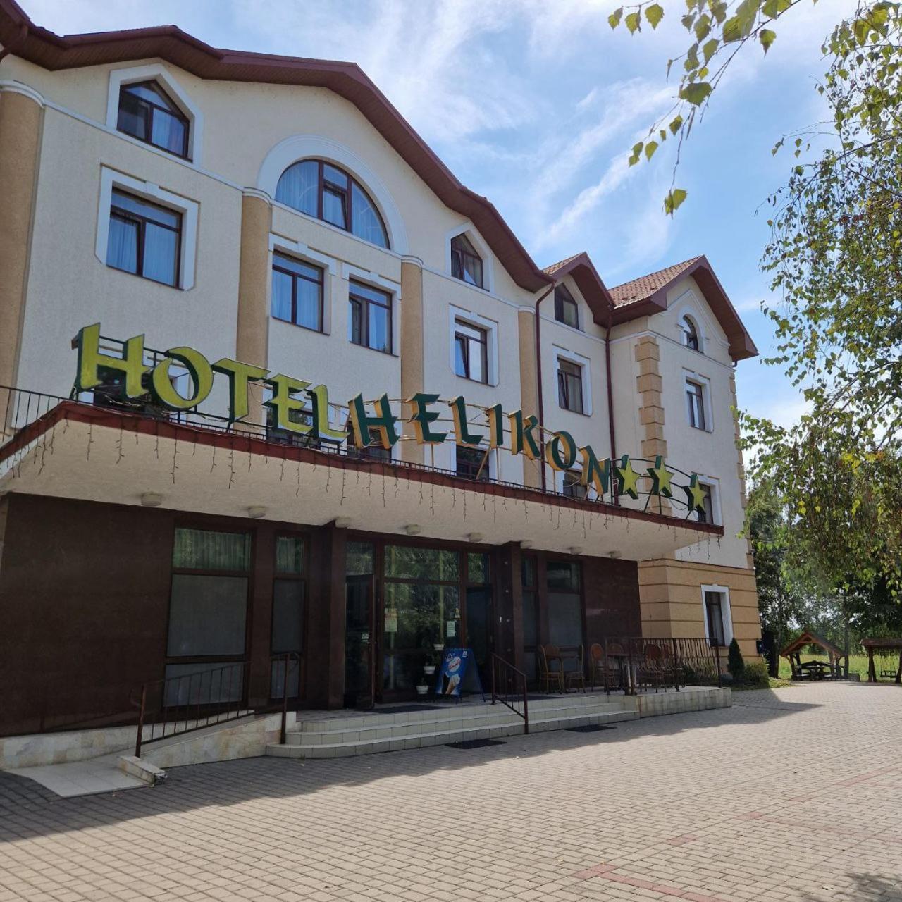 Hotel Helikon Yanoshi Bagian luar foto