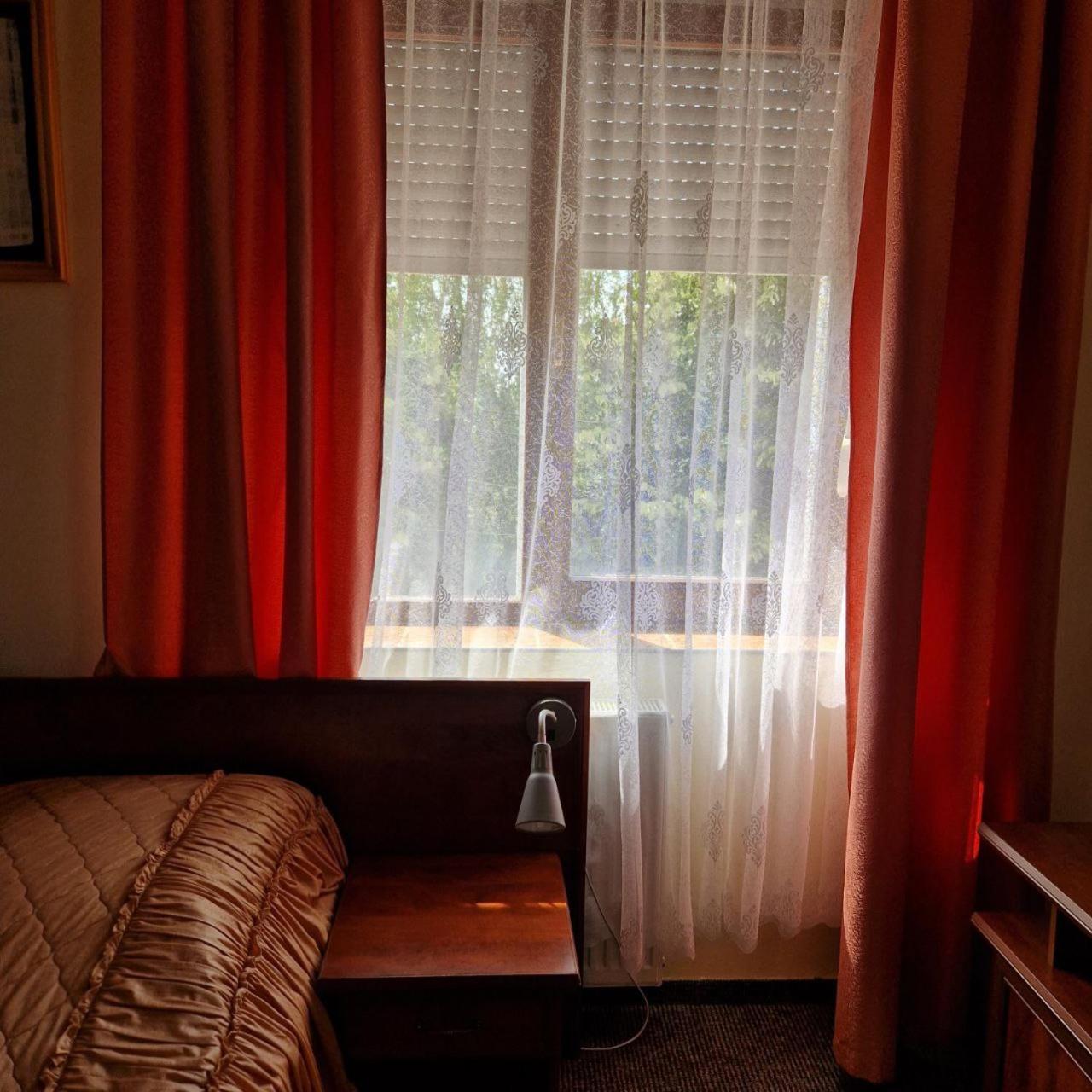 Hotel Helikon Yanoshi Bagian luar foto