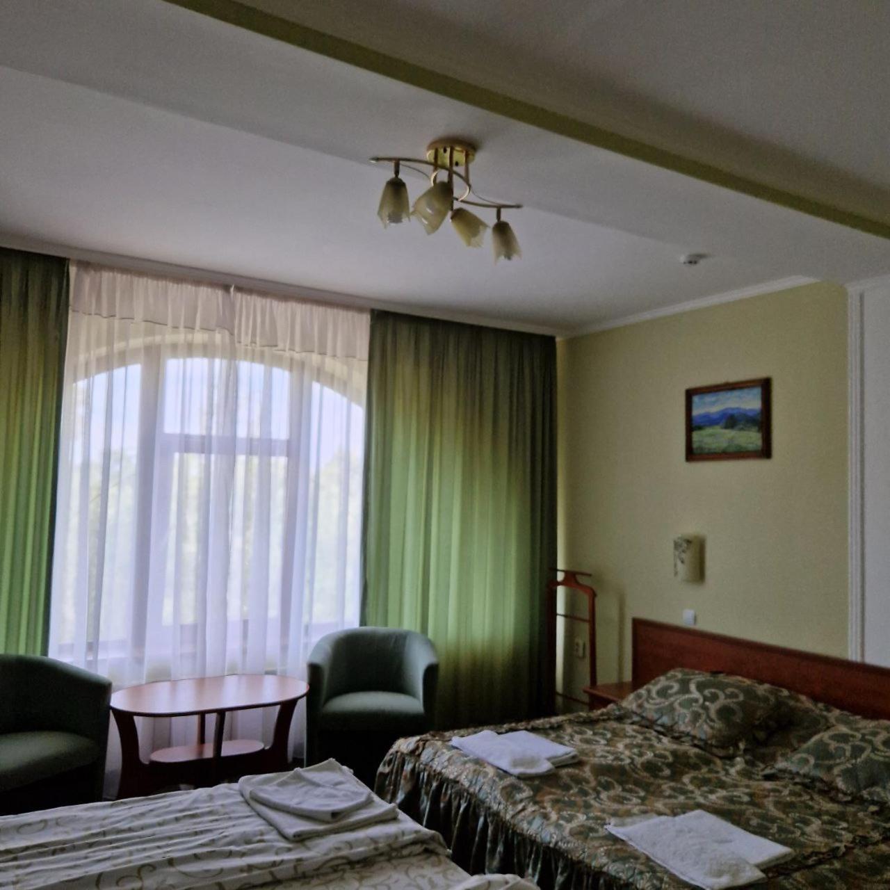 Hotel Helikon Yanoshi Bagian luar foto