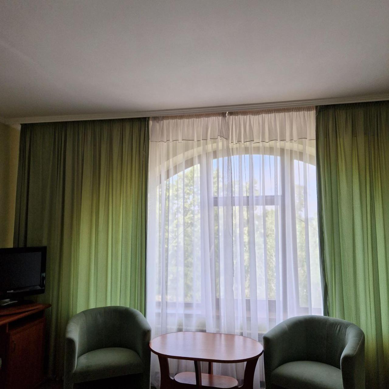 Hotel Helikon Yanoshi Bagian luar foto