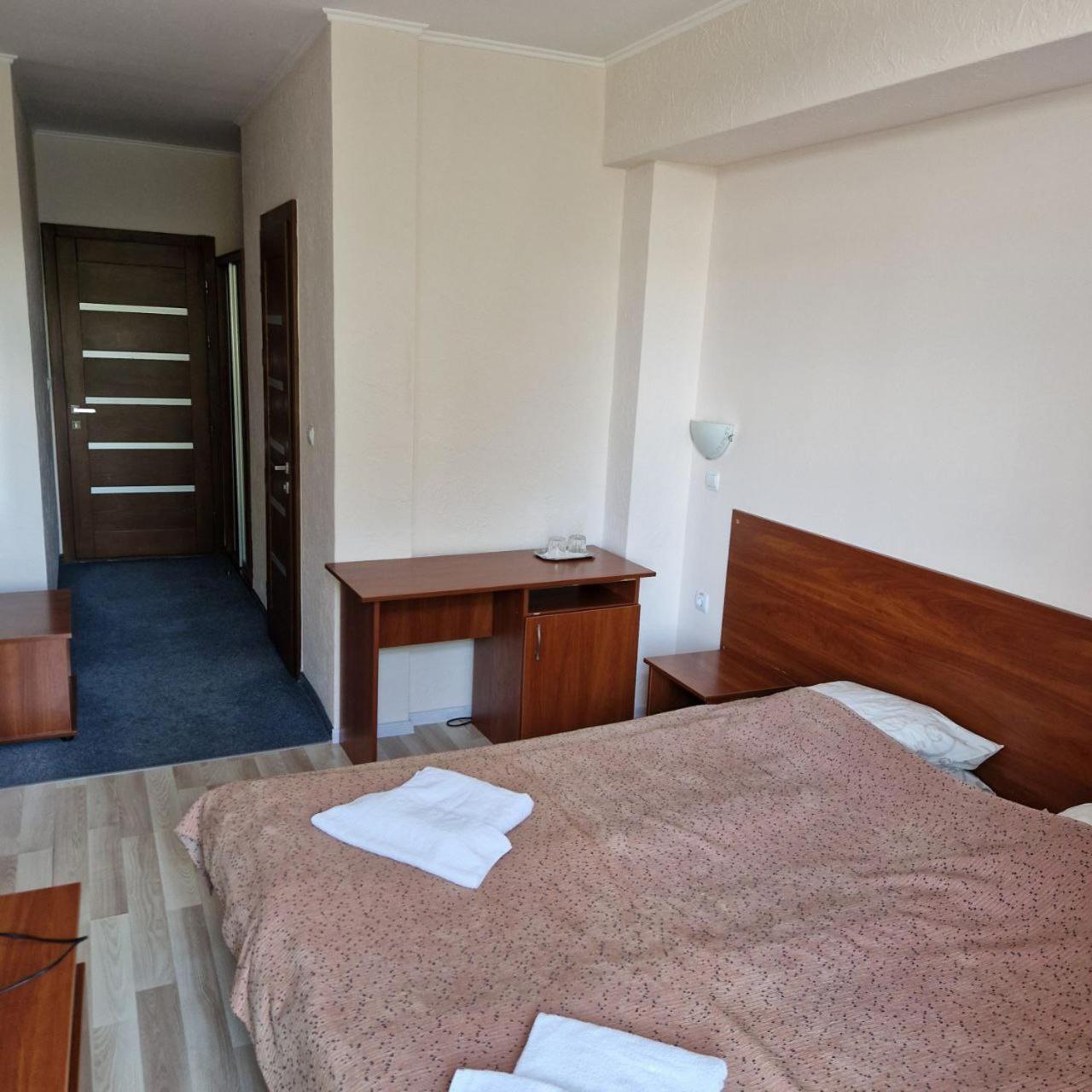 Hotel Helikon Yanoshi Bagian luar foto