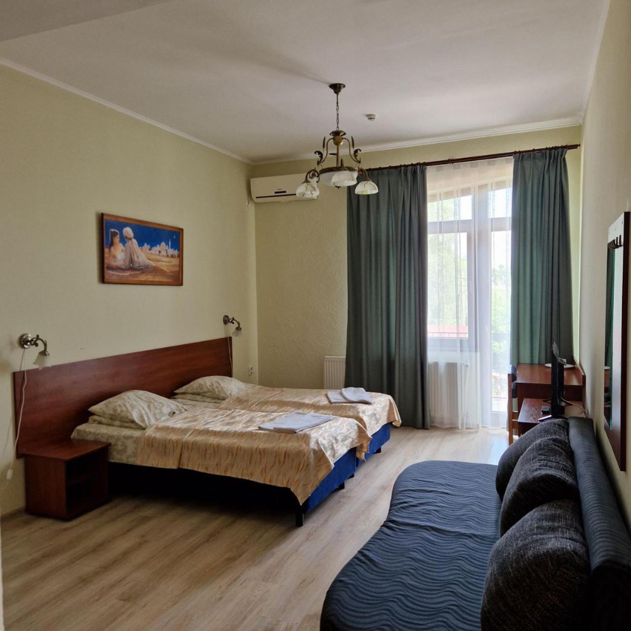Hotel Helikon Yanoshi Bagian luar foto