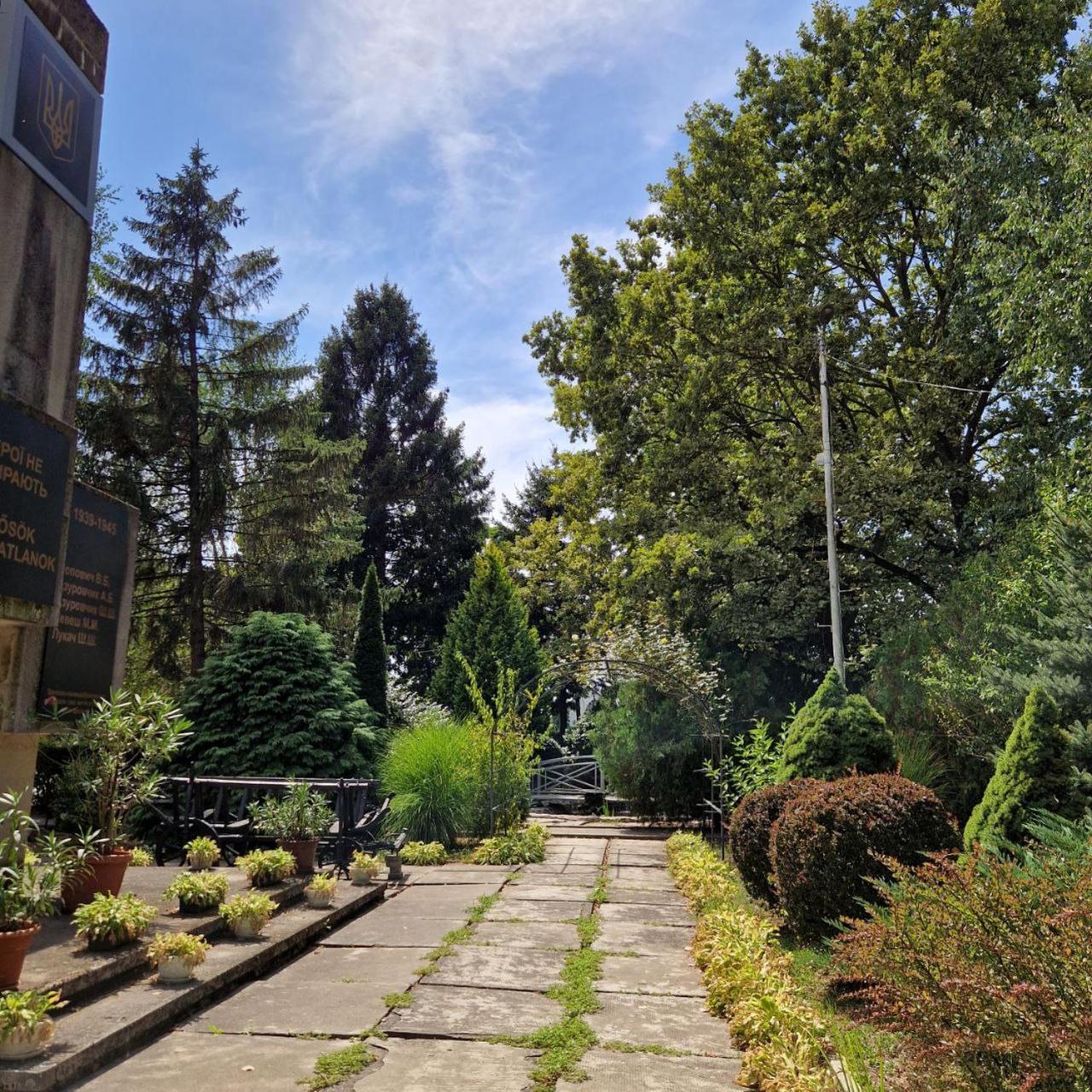 Hotel Helikon Yanoshi Bagian luar foto