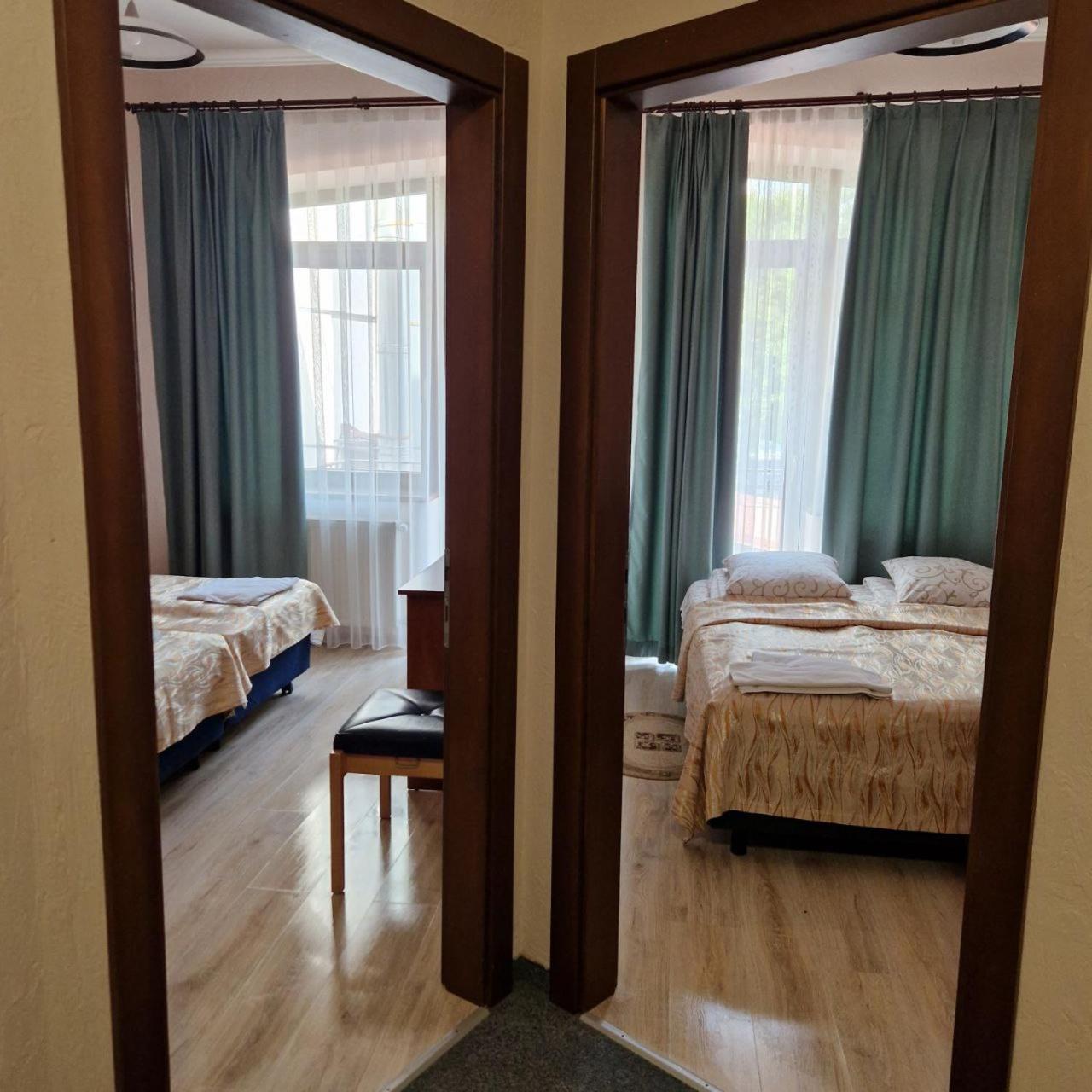 Hotel Helikon Yanoshi Bagian luar foto