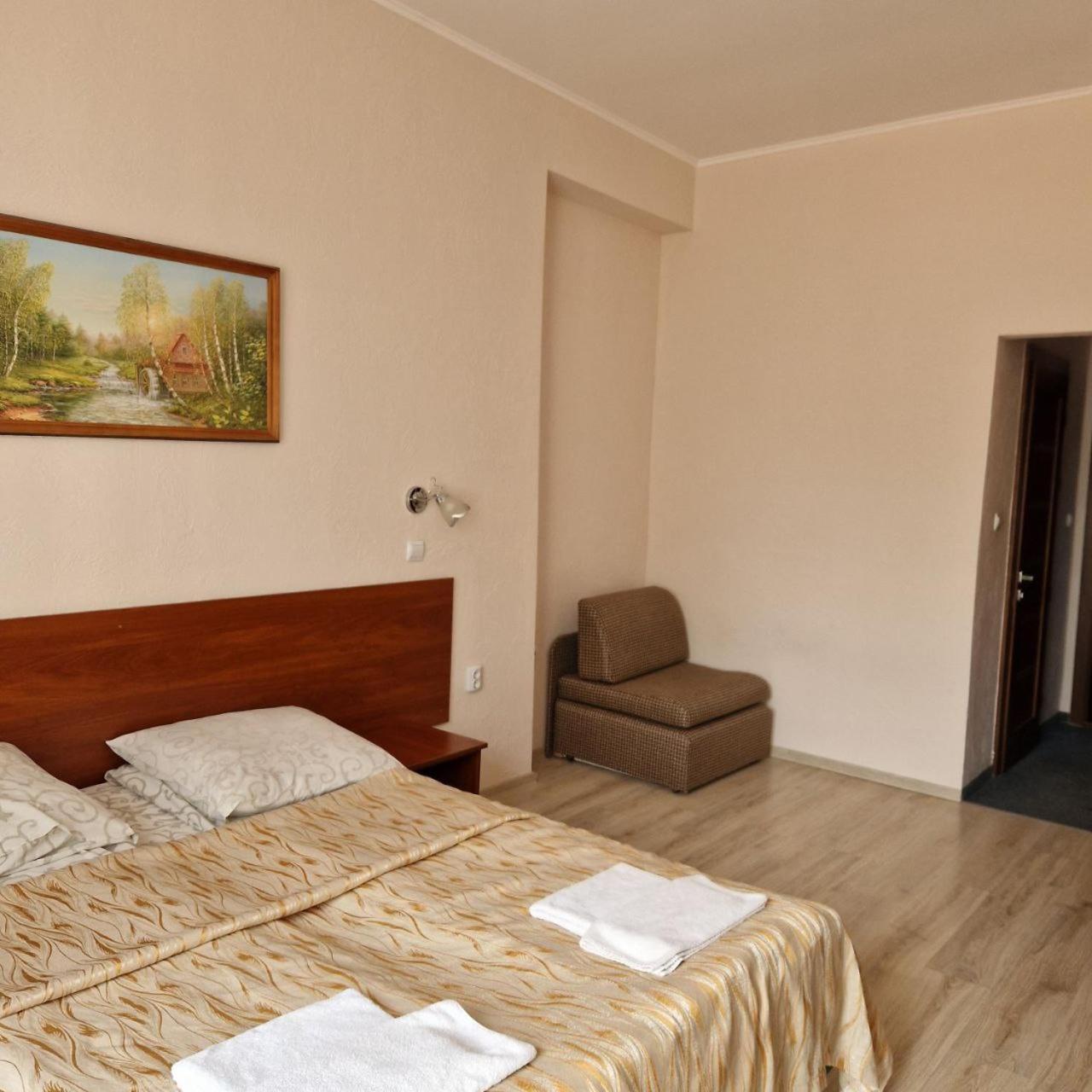 Hotel Helikon Yanoshi Bagian luar foto
