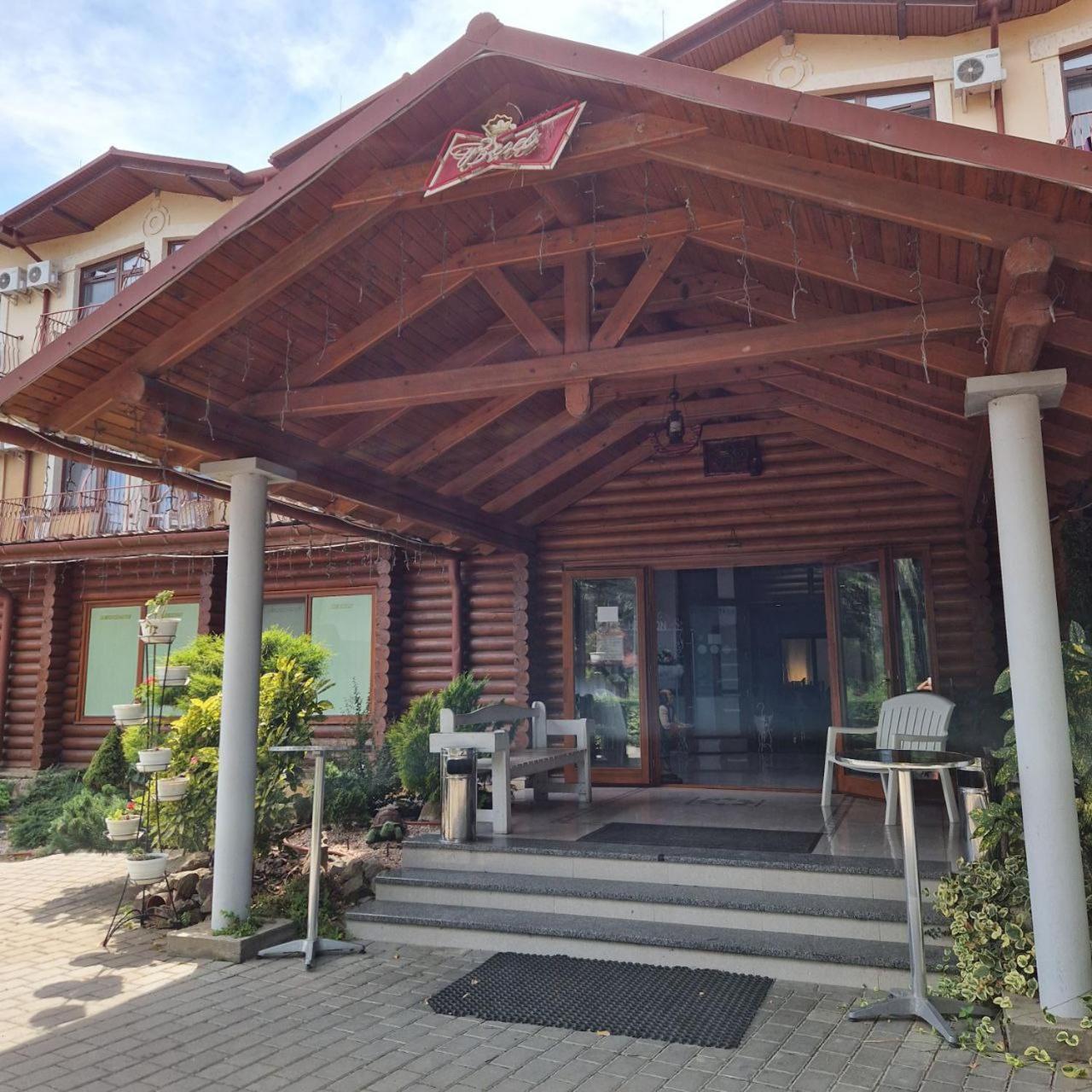 Hotel Helikon Yanoshi Bagian luar foto