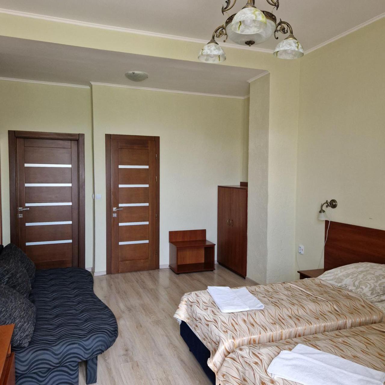 Hotel Helikon Yanoshi Bagian luar foto