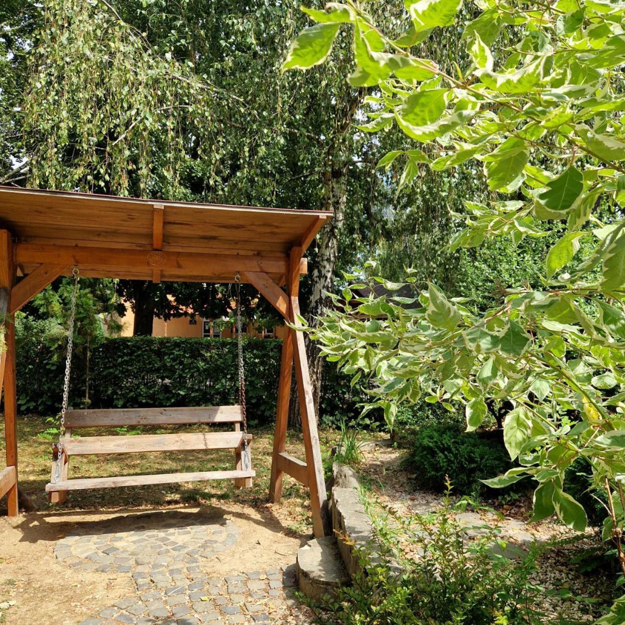 Hotel Helikon Yanoshi Bagian luar foto