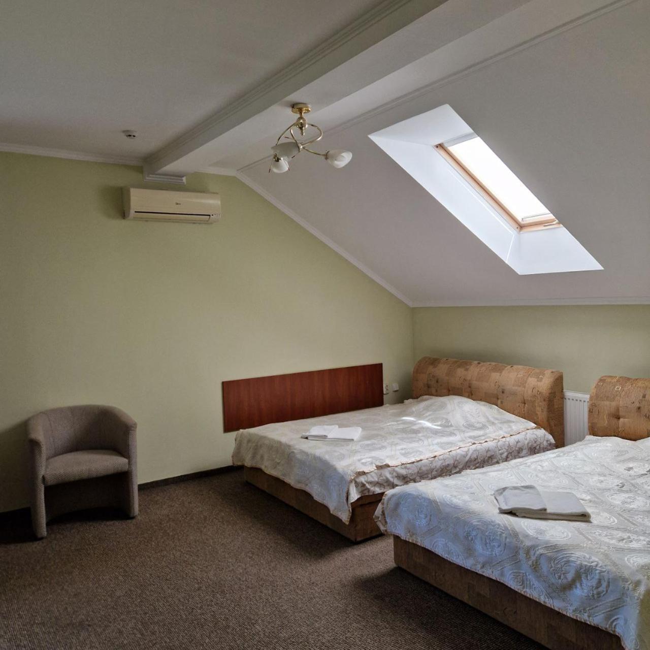 Hotel Helikon Yanoshi Bagian luar foto