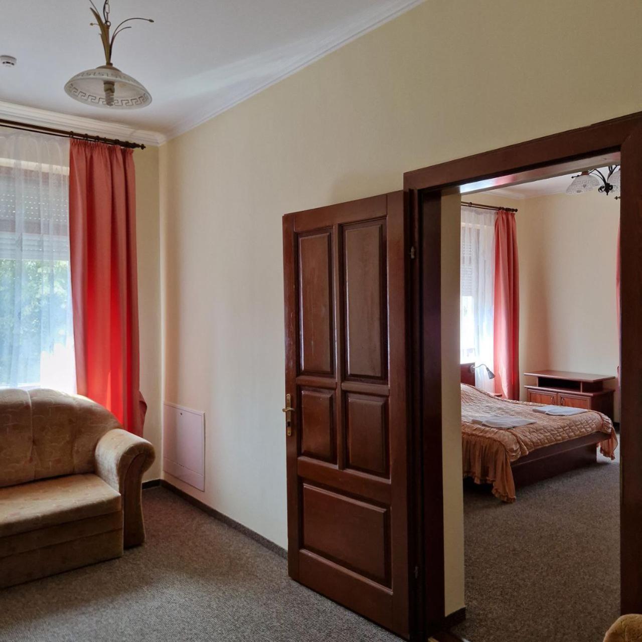Hotel Helikon Yanoshi Bagian luar foto