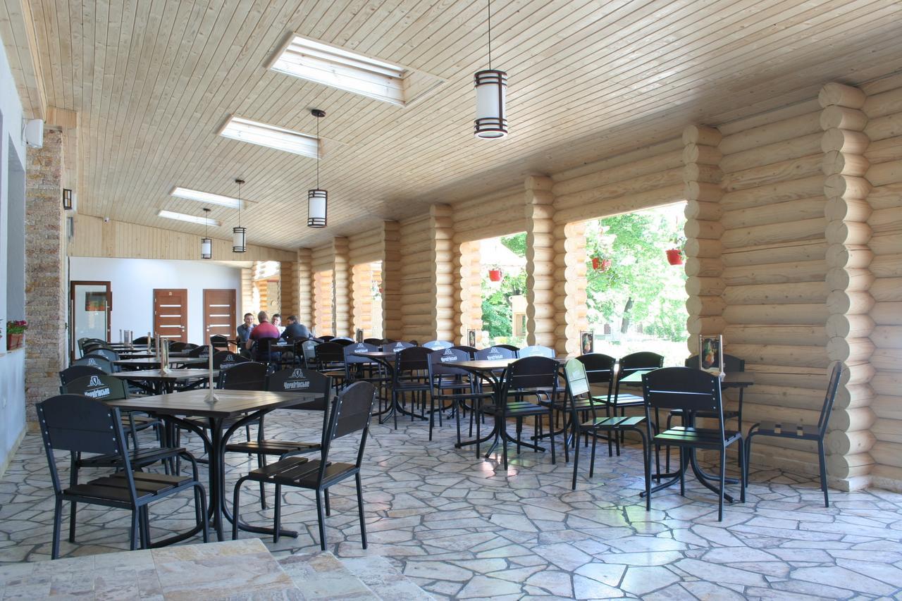Hotel Helikon Yanoshi Bagian luar foto