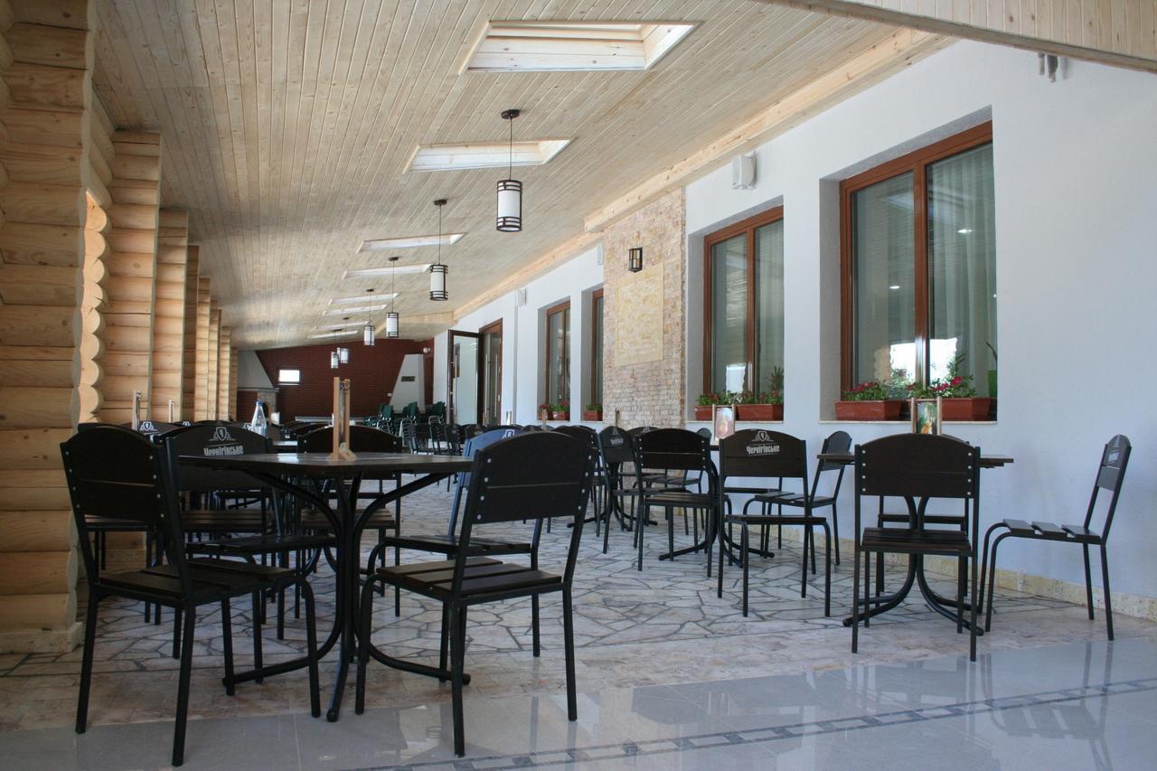 Hotel Helikon Yanoshi Bagian luar foto