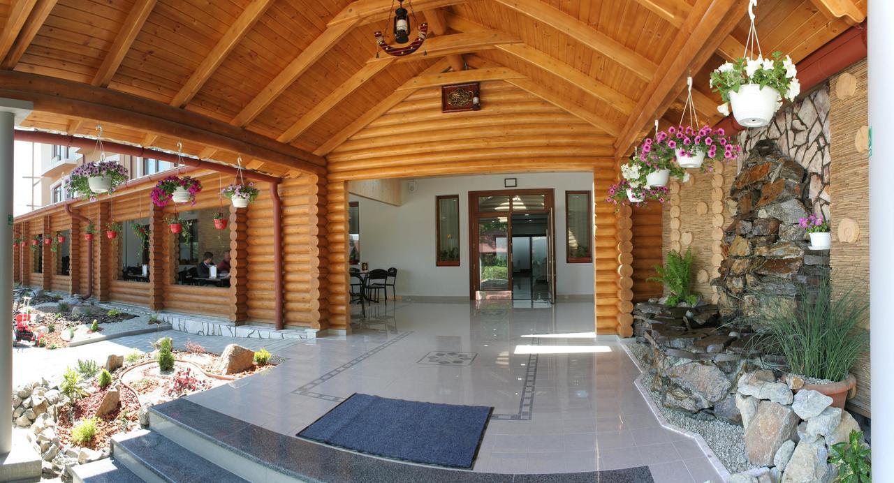 Hotel Helikon Yanoshi Bagian luar foto