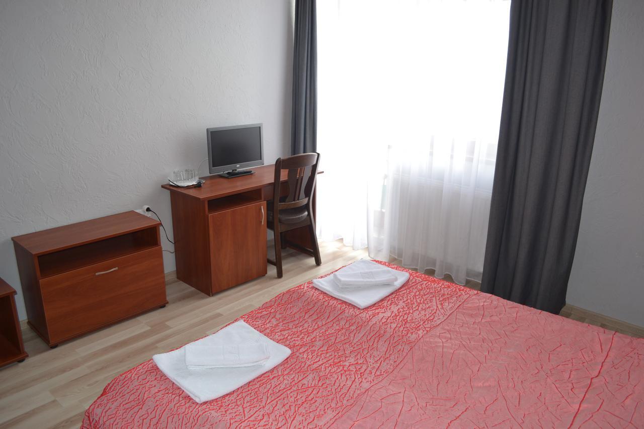 Hotel Helikon Yanoshi Bagian luar foto