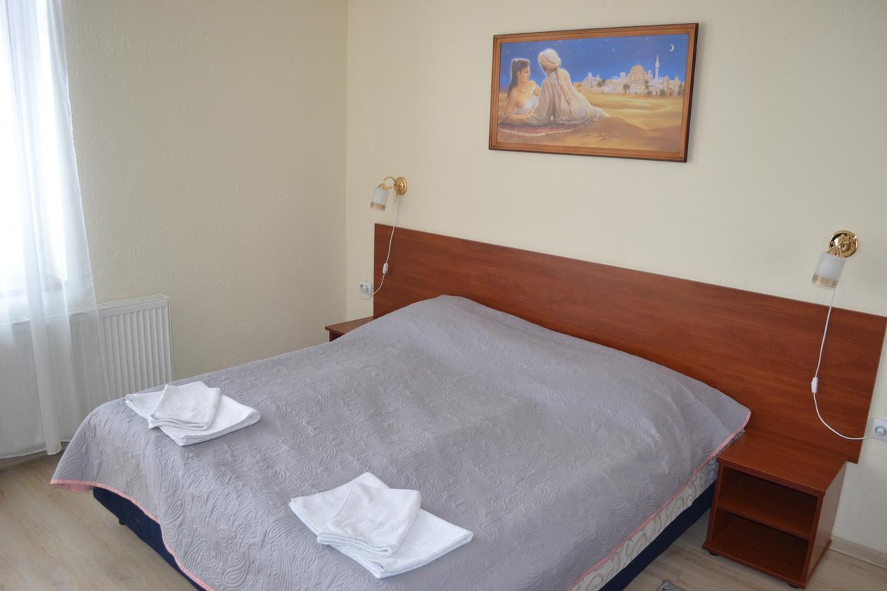 Hotel Helikon Yanoshi Bagian luar foto