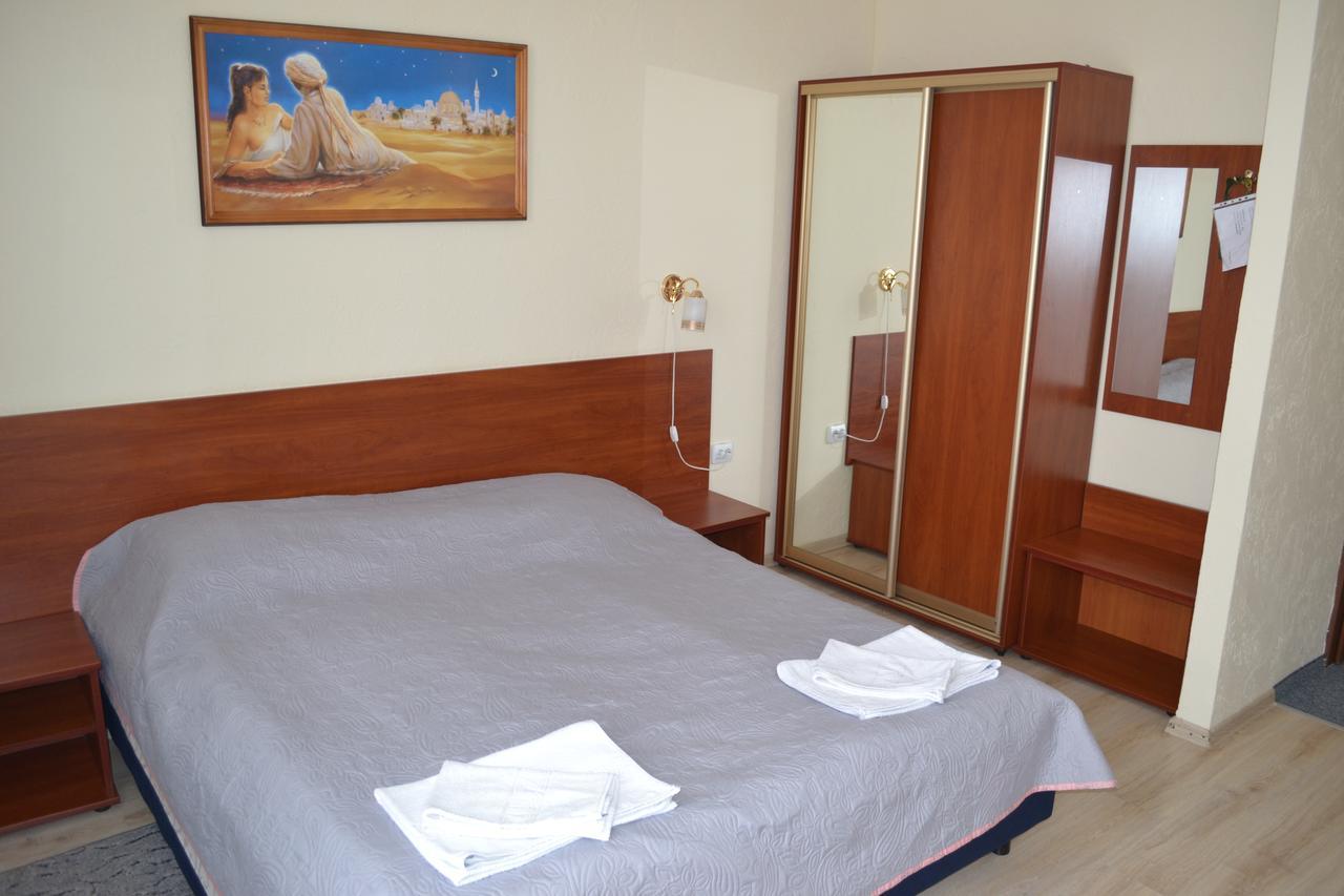 Hotel Helikon Yanoshi Bagian luar foto