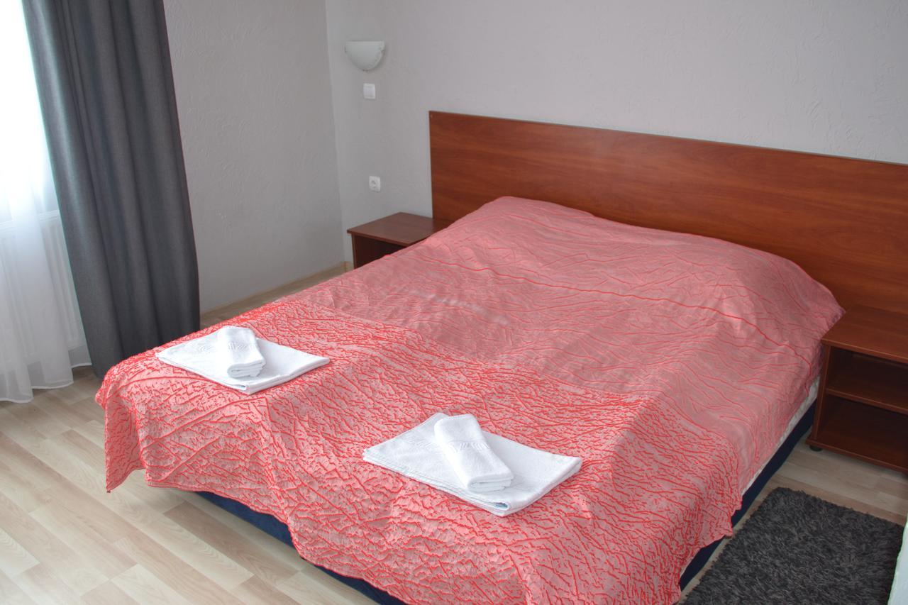 Hotel Helikon Yanoshi Bagian luar foto
