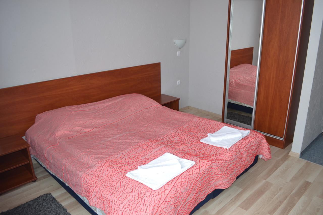 Hotel Helikon Yanoshi Bagian luar foto