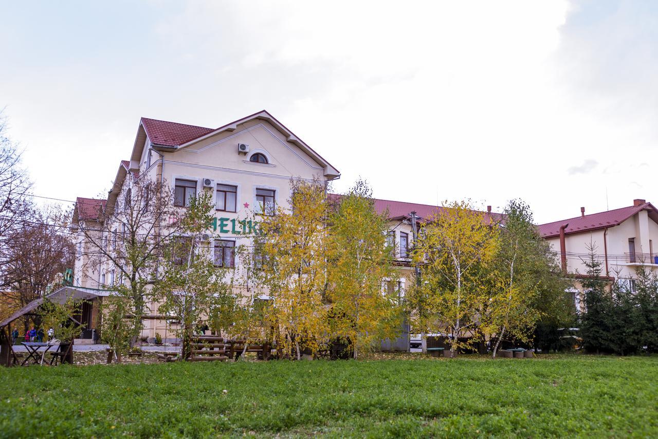 Hotel Helikon Yanoshi Bagian luar foto
